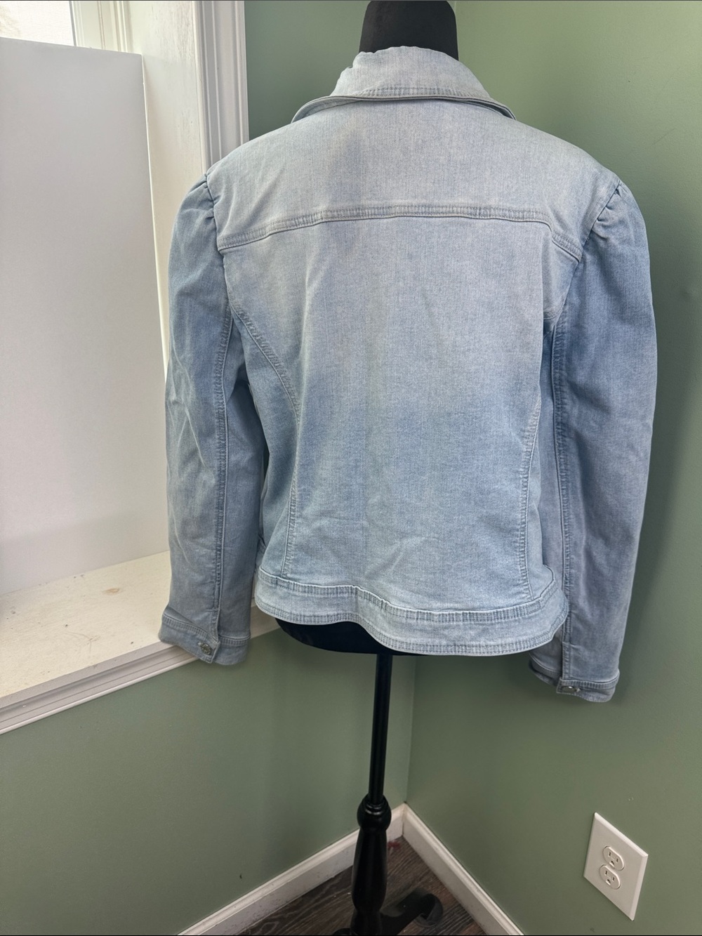 White House Black Market Light Wash Denim Jean Jacket XL - Picture 5 of 8
